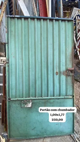 Portão de ferro com chumbador