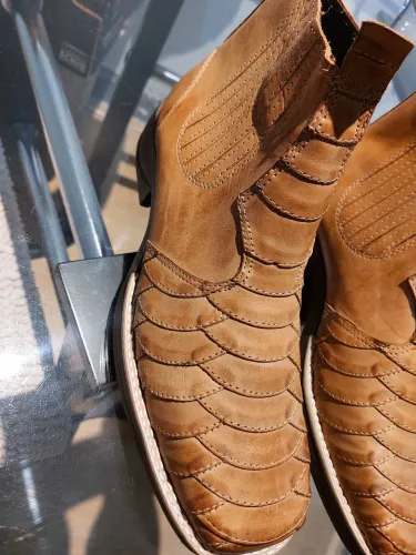 Vendo bota couro trabalhado importada nova
