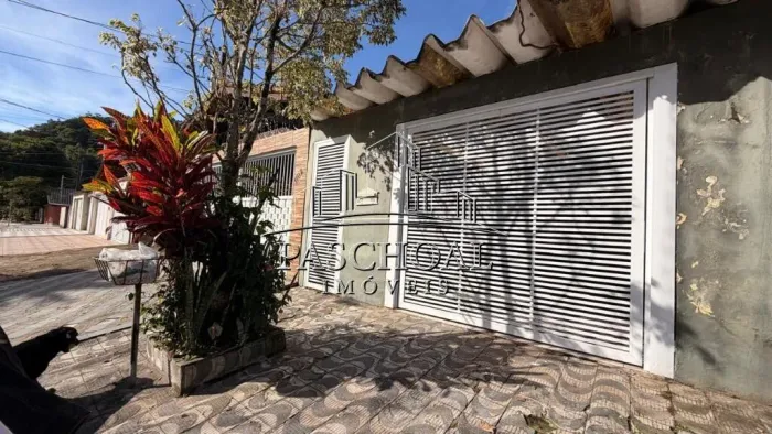 CASA 03 QUARTOS, EM ÁREA NOBRE RESIDENCIAL, BAIRRO CANTO DO FORTE EM PRAIA GRANDE.