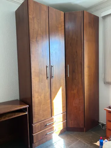 Guarda roupa de canto em madeira