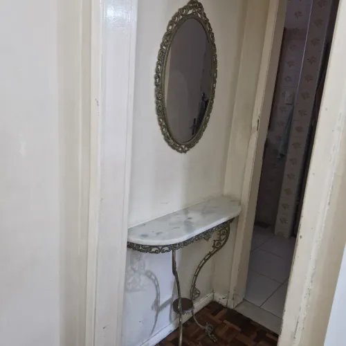Console(Aparador) tampo em mármore carrara e espelho oval bisotado com moldura de bronze