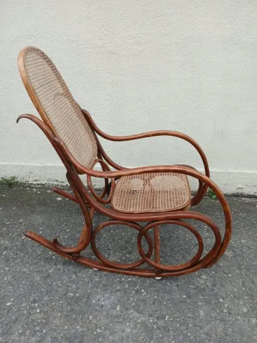 Cadeira de Balanço Antiga Estilo Thonet