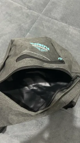 bolsa tiracolo cinza da Maratona Internacional 2026 de Floripa.