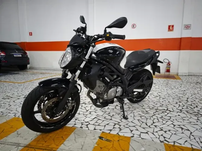 Suzuki Gladius 650cc com escapamento esportivo forte!