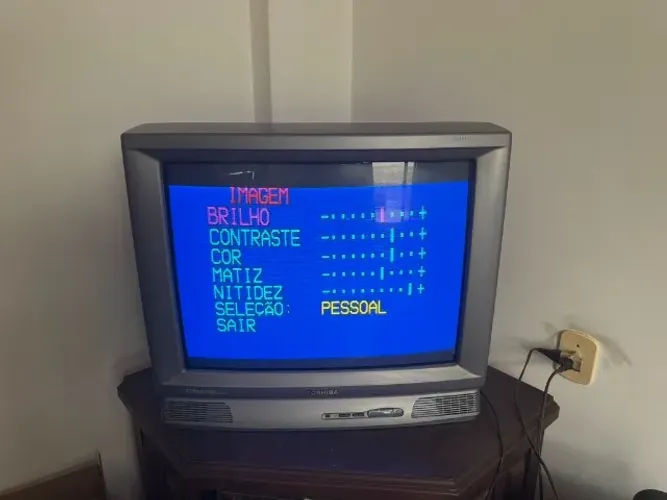 TV de tubo 29 polegadas Toshiba Lumina - liga e exibe imagem
