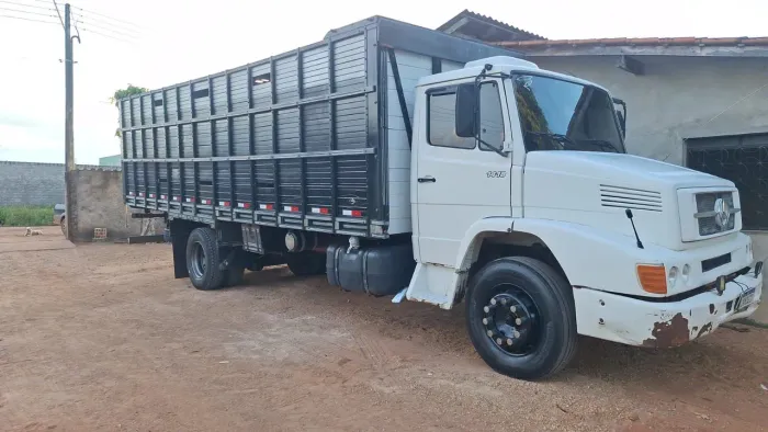 Vende-se caminhão boiadeiro 1418.