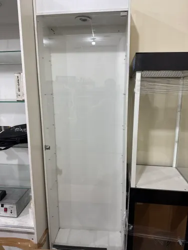 Vitrine expositora com prateleiras em vidro