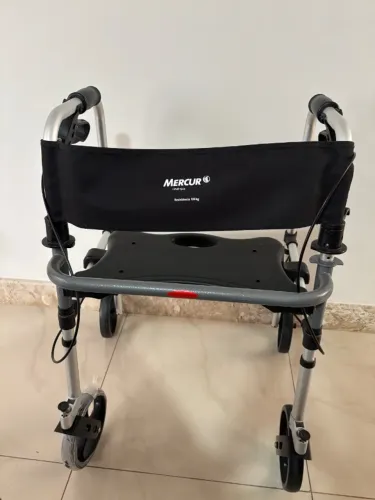 Andador com 4 rodas e assento
