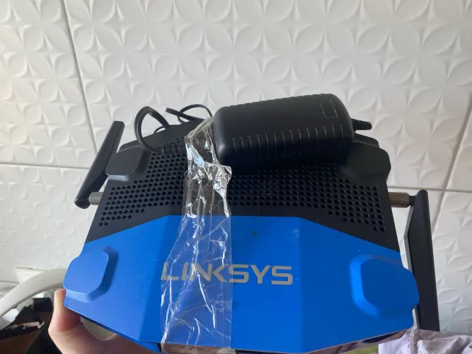 Esse é um roteador gamer da Linksys, o Linksys WRT1900AC