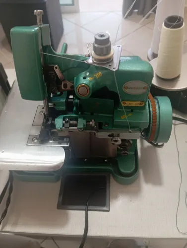 Vendo máquina de overloque 