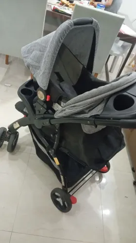Carrinho de bebê com bebê conforto
