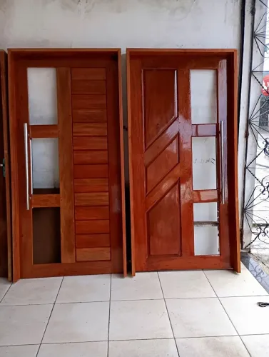 Venda de portas de madeira de lei maciça