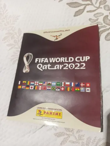 Álbum da copa de 2022 capa mole completo, com duas legendarias