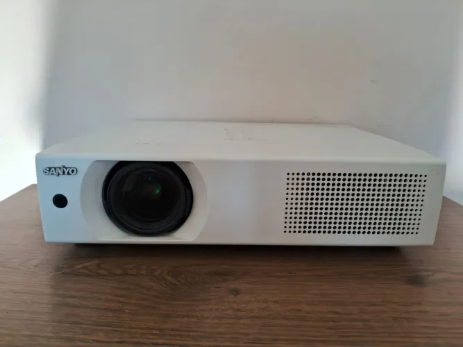 Projetor Sanyo XU105
