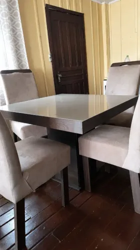 Mesa de Jantar Quadrada com Tampo de Vidro + 4 Cadeiras Estofadas (1 ano de uso)