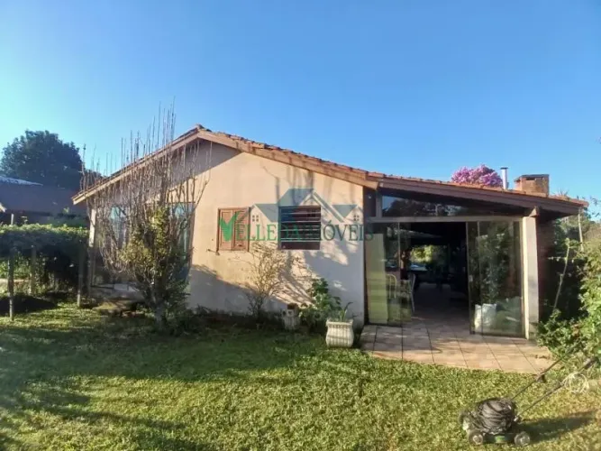 Velleda oferece lindo sítio em condomínio fechado em Águas Claras, com boa casa e piscina
