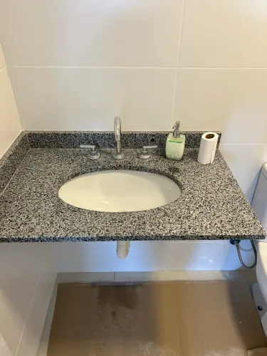 Bancada de Banheiro em granito com Cuba de cerâmica e torneira Celite com misturador