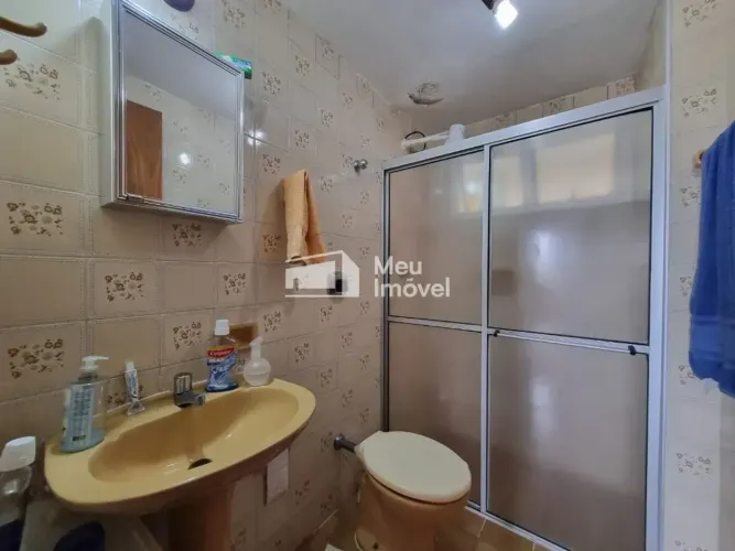 Locação - Imóvel possui 77 metros quadrados com 3 quartos, 1 suíte, 1 vaga garagem
