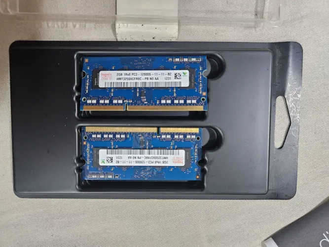 Memória RAM - Hynix - 2 pentes de 2GB