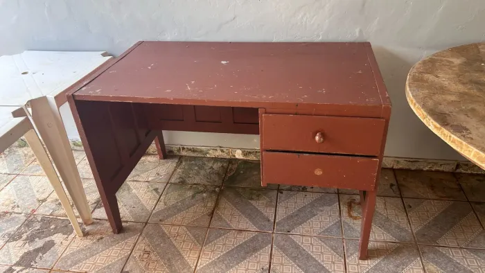 Mesa de escritório de madeira maciça com duas gavetas