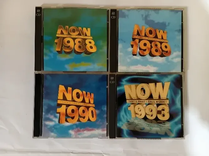Coleção de CDs duplos com sucessos dos anos 80 e 90