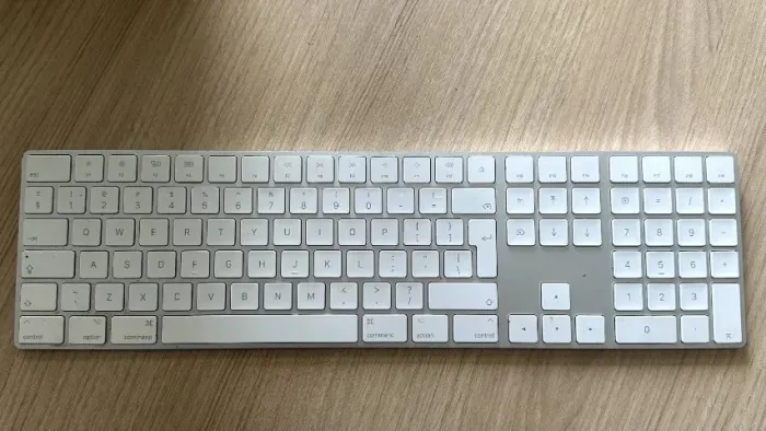 Apple Magic Keyboard com teclado numérico, prateado com teclas brancas, sem Touch ID