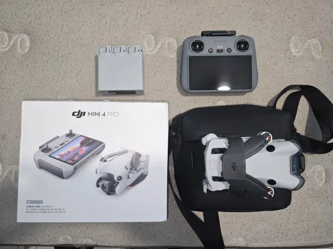 Drone DJI Mini 4 Pro Fly More Combo Plus