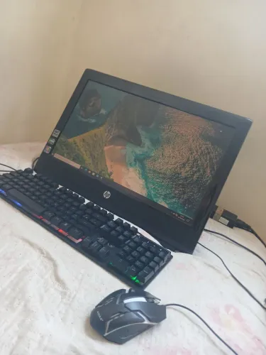 Monitor com mouse e teclado gamer no precinho