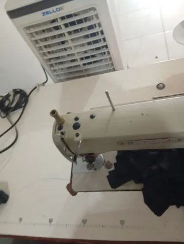 Vende -se uma máquina reta industrial,muito boa. motivo da venda tenho 2 reta.