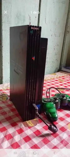 PlayStation 2 (PS2) "Fat". Esse modelo original, lançado pela Sony em 2000,