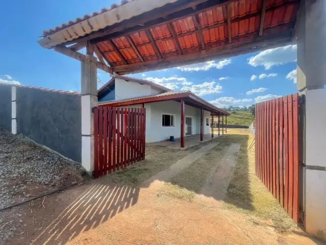 Chácara! Terreno, construção, piscina, churrasqueira, porta, janela, piso, azulejos.