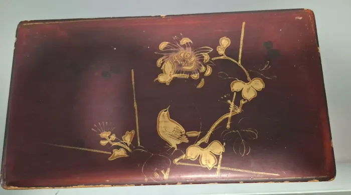 Caixa em madeira antiga em laca e pinturas a mão 