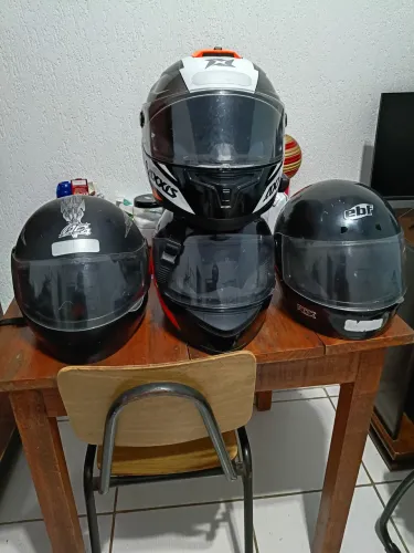 Vendo 4 capacetes, 2 com intercomunicador instalado (não vendo intercomunicador separado)