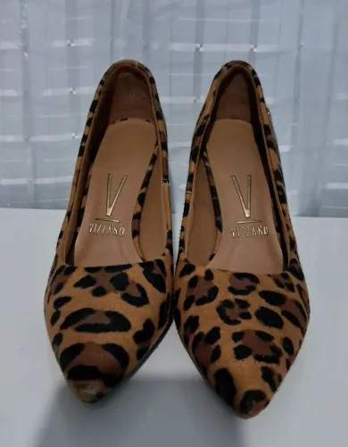Scarpin em camurça, estampa onça, marca Vizzano, n° 35