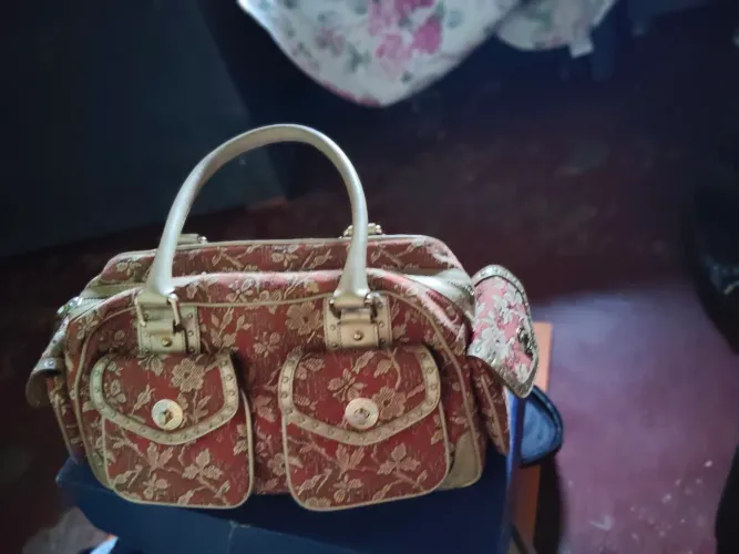 Uma Bolsa de marca VICTOR HUGO