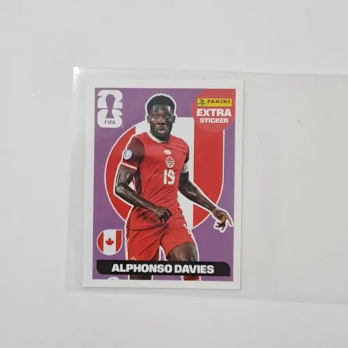 FIGURINHA EXTRA STICKER Alphonso Davies LILÁS