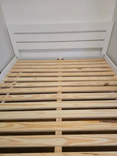 Cama madeira maciça Vila TokStok comprada há um ano - em condições de nova + colchão 