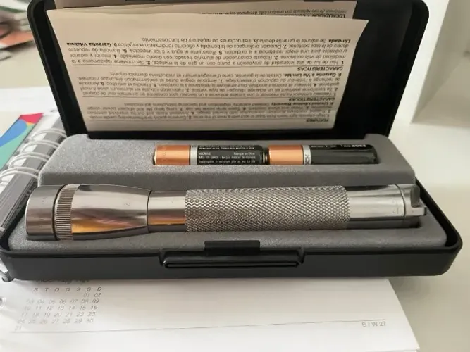 Lanterna Mini Maglite 2AA Clássica Cinza Chumbo Luxo (Com Estojo)