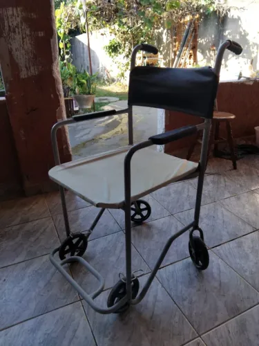 Cadeira de Rodas para Banho e Transporte - R$ 140