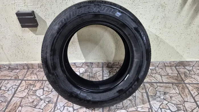 Vendo pneu 225/65 R17 Bridgestone 