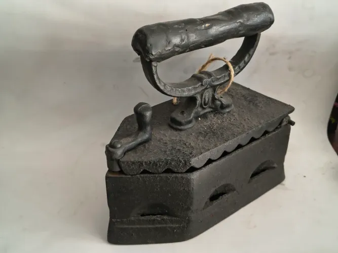 Ferro de passar antigo em ferro fundido