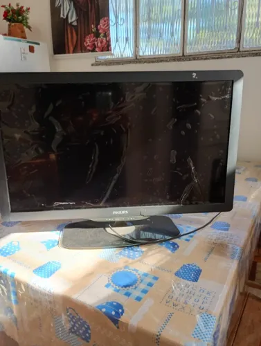 Vendo TV Philips 32 polegadas precisando de película la polarizada. Boa quem conserta