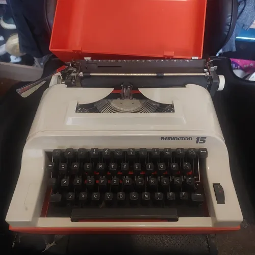 MÁQUINA DE ESCREVER REMINGTON 15 VINTAGE - O CLÁSSICO LARANJA E CREME COM MALETA ORIGINAL!