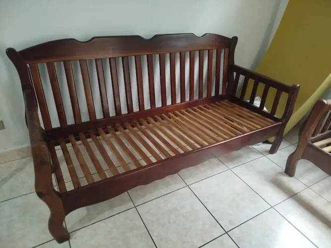 Sofá de madeira rústica maciça usado leia a  descrição 