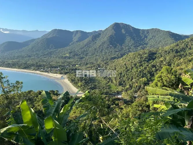 Casa na praia do Estaleiro com vista parcial para o mar