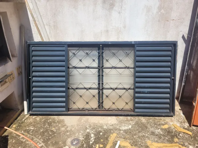 Veneziana Domarco 2,00m x 1,00m | Grade Xadrez | Vidro Pintado