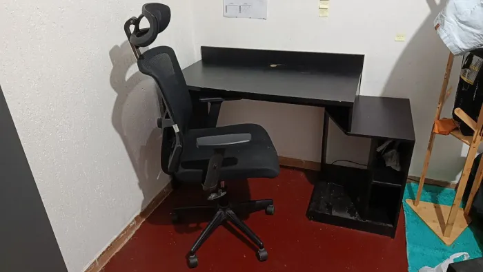 Cadeira ergonômica + mesa de computador
