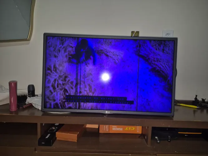 Tv 32 smart com uma faixa na tela