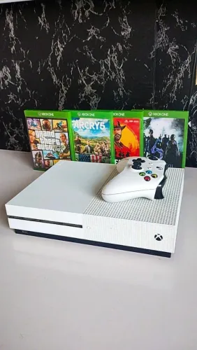 VENDO ESSE XBOX ONE S de 500GB+4JOGOS ORIGINAIS, SÓ VENDO NÃO TROCO.