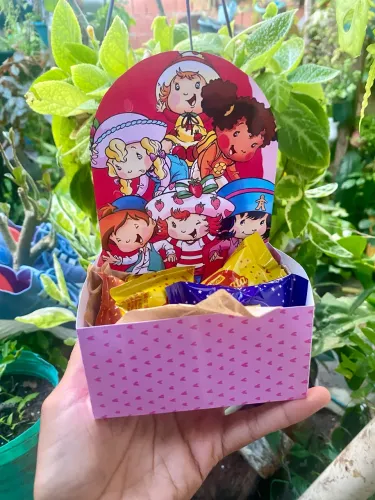 Caixa cenário com bombons para presente 